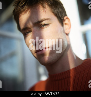 Man looking at camera, portrait Banque D'Images