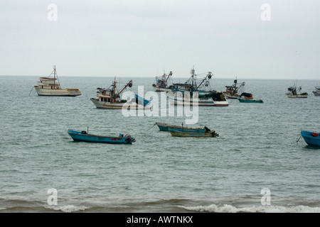 Bateaux de pêche port de pêche de Puerto Lopez Equateur Amérique du Sud Banque D'Images