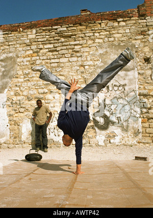 L'homme en équilibre sur un côté, le break dance Banque D'Images