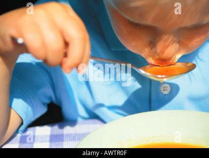 L'alimentation de l'enfant avec cuillère à soupe Banque D'Images