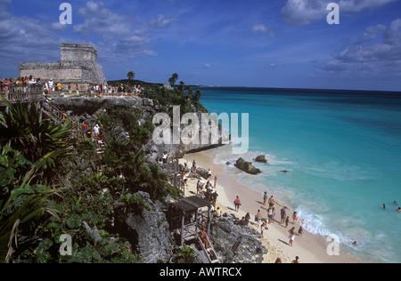 Les touristes au site archéologique maya de Tulum perchée sur les falaises au-dessus de la mer des Caraïbes Banque D'Images