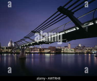 MILLENNIUM BRIDGE, LONDON, UK Banque D'Images