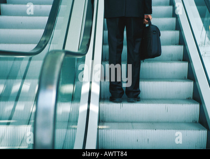 Businessman on escalator, partie inférieure Banque D'Images