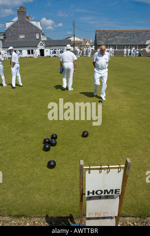 Men playing boules à la Lyme Regis bowling club Dorset Angleterre Banque D'Images