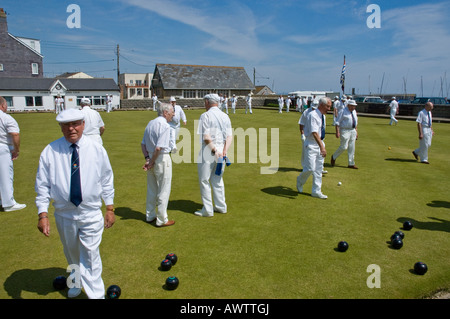 Men playing boules à la Lyme Regis bowling club Dorset Angleterre Banque D'Images