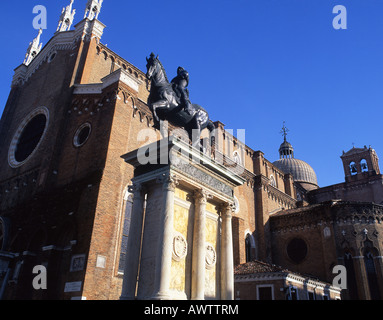 Statue de Bartolomeo Colleoni et église de SS Giovanni Paolo San Zanipolo sestier Castello Venise Vénétie Italie Banque D'Images