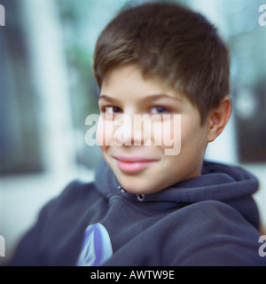 Boy smiling at camera, portrait Banque D'Images