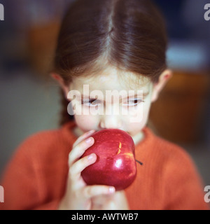 Apple Girl smelling, portrait Banque D'Images