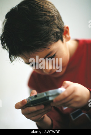 Young boy playing video game, Close up Banque D'Images