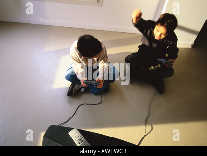 Les jeunes garçons assis sur le plancher, high angle view Banque D'Images