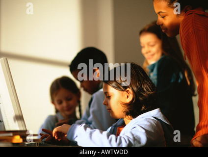 Groupe de jeunes garçons et filles jouant à des jeux Banque D'Images