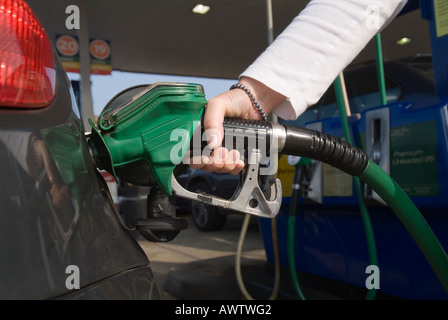 Gros plan d'une femme de remplir sa voiture avec de l'essence sans plomb Banque D'Images