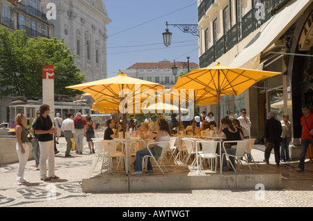 Portugal Lisbonne, le quartier du Bairro Alto, l'Brasileira street café par la Praça Luis de Camões Banque D'Images