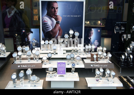 Montres Tag Heuer à l'écran dans la fenêtre de la boutique des joailliers Banque D'Images