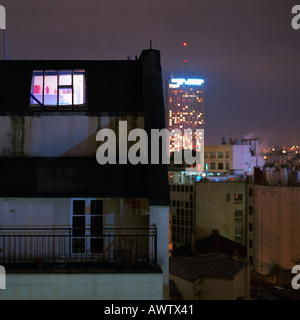 Vue extérieure de l'appartement mansardé est éclairée la nuit Banque D'Images