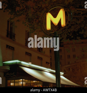 France, Paris, metro sign at night, low angle Banque D'Images