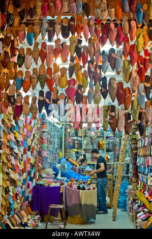 Close up vertical d'une superbe gamme de couleurs différentes et de styles de chaussures "baboosh" en vente à l'extérieur d'un magasin le Souk Smata. Banque D'Images