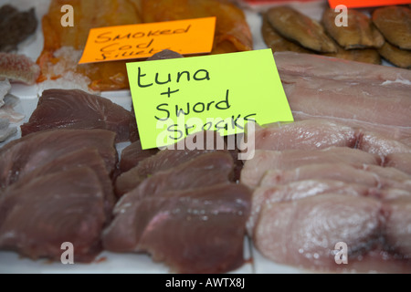 Le thon et l'espadon épée steaks sur une marchands de poisson frais décroche à un marché couvert Banque D'Images