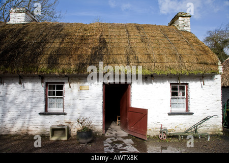 Irish cottage au toit de chaume, comté de Clare, Irlande Banque D'Images