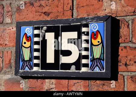 La plaque de numéro de poisson sur mur de brique Banque D'Images