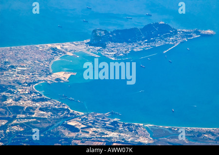 Grand angle horizontal vue aérienne survolant le rocher de Gibraltar, le point le plus au sud de l'Europe. Banque D'Images