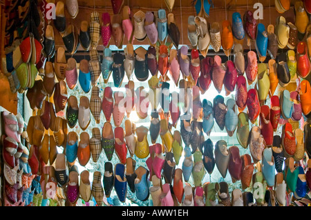 Close up horizontale d'une superbe gamme de couleurs différentes et de styles de chaussures "baboosh" en vente à l'extérieur d'un magasin le Souk Smata Banque D'Images