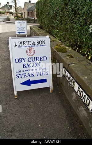 Signe de route sur la route de Dundee dirigeant les clients de magasiner à l'primé Butcher's écossais dans Newtyle,UK Banque D'Images