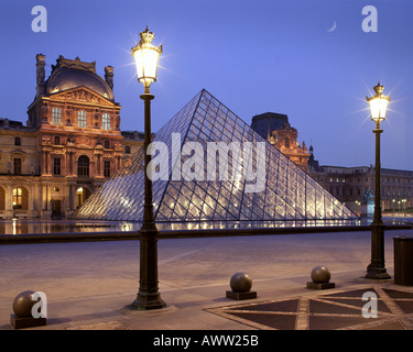 FR - PARIS : La pyramide du Louvre de nuit Banque D'Images