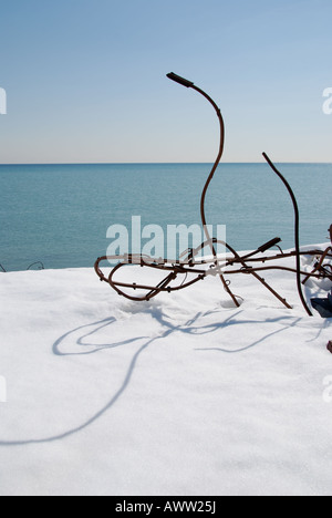 Un morceau de métal tordu sur le Leslie Spit un projet de remise en état des terres utilisant des débris de construction sur la rive du lac Ontario près de Toronto Banque D'Images