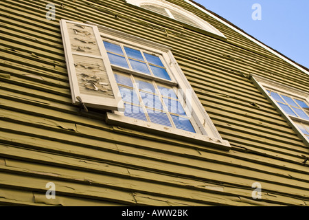 Fenêtre avec un volet sur le côté d'une vieille maison jaune à Saint Augustine, Floride, USA. Banque D'Images