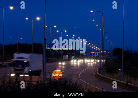 La circulation sur autoroute, dans la pluie au crépuscule, M1 Leicester Forest East Banque D'Images