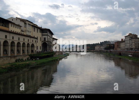 Le corridor de Vasari et de l'Arno du Ponte Vecchio à Florence, Italie. Banque D'Images