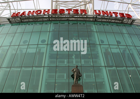 Old Trafford Manchester Manchester United FC terrain de football avec Matt Busby statue Banque D'Images