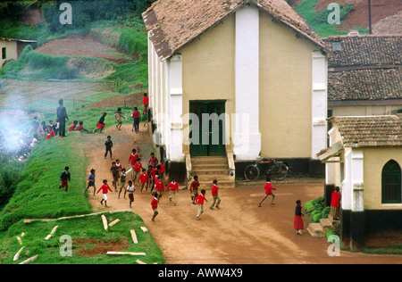 L'Inde Tamil Nadu Udhagamandalam Ootacamund enfants l'éducation à la cour de l'école sur Banque D'Images