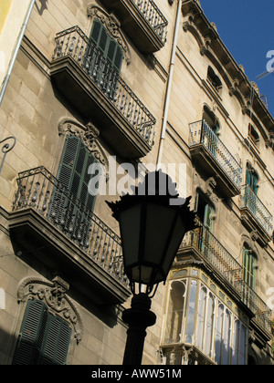 Lampadaire décoratif silhouette, sur un fond de fer orné d'un balcon et d'un balcon fenêtre fermée. Bloc d'appartement Palma de Majorque, Espagne Banque D'Images