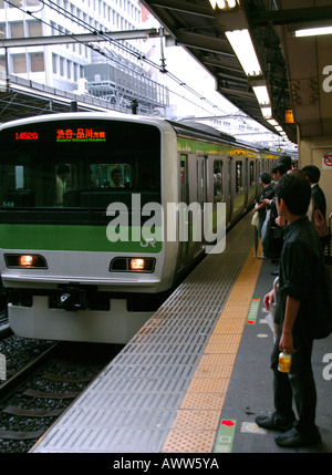 Les gens attendant le train, les passagers sur la ligne JR Yamanote, système de métro de Tokyo Japon Banque D'Images