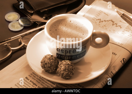 Tasse de café sur le journal Banque D'Images