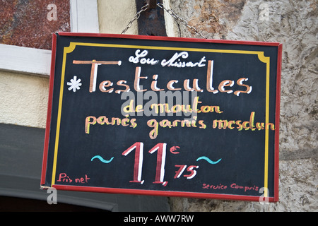 Sheeps testicules de Mouton annoncé sur un Menu Board d'un restaurant à Nice France Banque D'Images