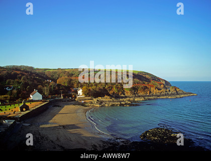 Le CWM yr Eglwys beach et vestiges de l'église St Brynachs Banque D'Images