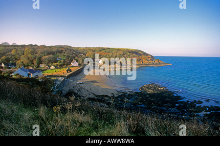 Le CWM yr Eglwys beach et vestiges de l'église St Brynachs Banque D'Images