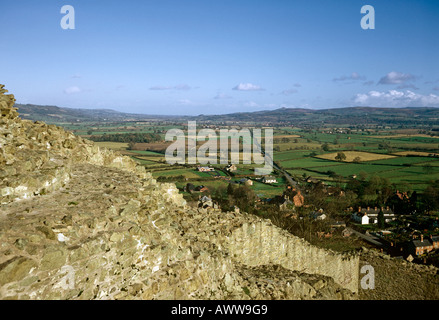 Ruines du château du 13ème siècle au-dessus de la ville de Montomery Banque D'Images