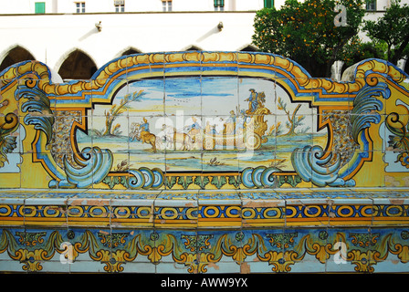 Naples Italie du sud de carreaux de majolique dans le cloître de l'église de Santa Chiara Banque D'Images