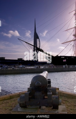 Tour Spinnaker avec HMS Warrior et un canon à l'avant-plan Banque D'Images