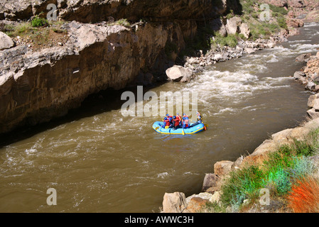 Les rafteurs ride la rivière Arkansas qui passe Royal Gorge Colorado USA modèle pas publié Banque D'Images