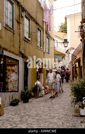 Les touristes à ruelle de Cintra - Portugal Banque D'Images