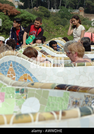 La Gran Plaza circulaire dans le Parc Guell, Barcelone. Banque D'Images