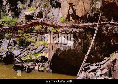 Conduite d'eau en bois Abandonded suit murs de Royal Gorge Colorado USA Banque D'Images