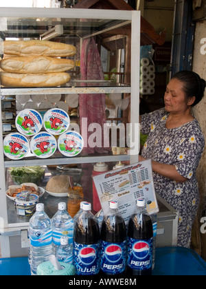 Vendeur sandwich pain français à Vientiane au Laos Banque D'Images