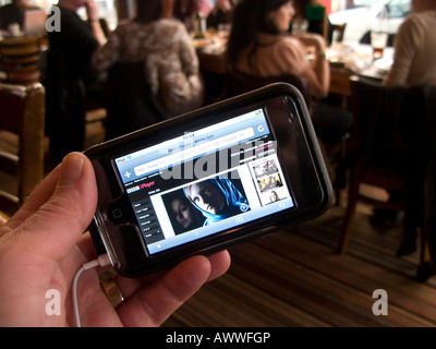 La visualisation de programmes sur BBC iplayer sur Ipod touch en Wi-Fi activé bar Aberystwyth Wales UK Banque D'Images