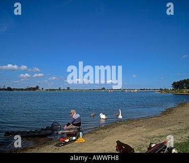 La pêche par les rives de l'Alton réservoir d'eau près de Sutton sur la péninsule Shotley SUFFOLK Banque D'Images